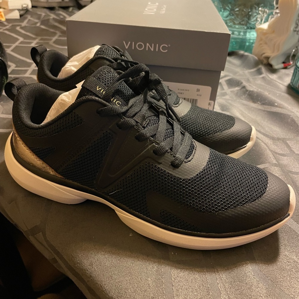 Vionic Leyo New In Box, Black